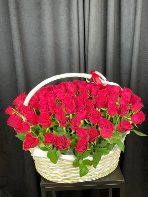 Корзина из 111 красных роз
