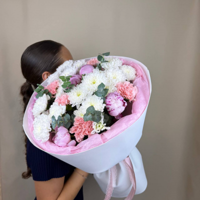 Букет из пионов, кустовой хризантемы, диантусов и эвкалипта