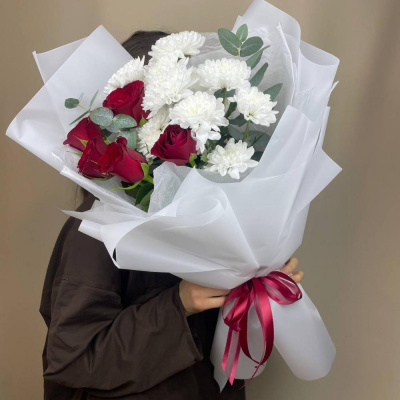 Букет из кустовой хризантемы и красной розы