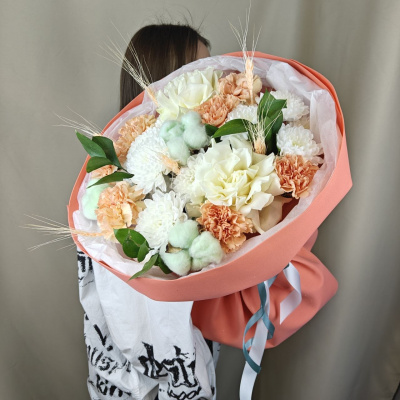 Букет из французской розы, диантусов, рускуса и кустовой хризантемы